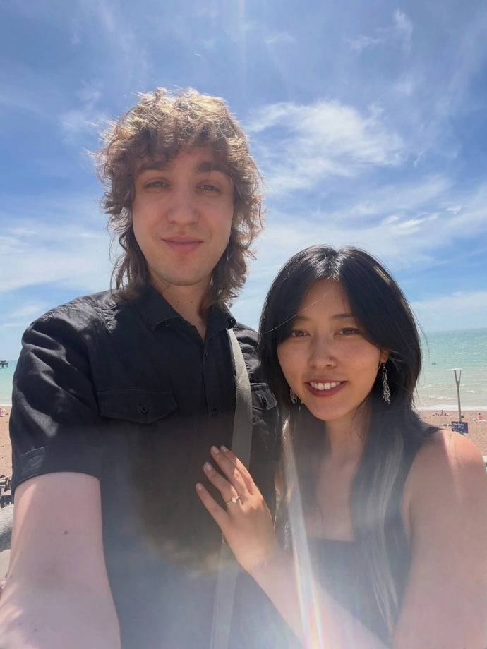 FOTO: David Žbirka se zasnoubil se svou krásnou partnerkou Claire Peng. – stránka 7