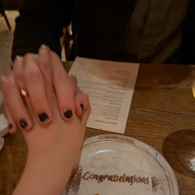 Zásnubní oslavu uspořádali v restauraci, kde dostali i speciální gratulační talíř.