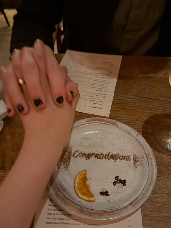FOTO: Zásnubní oslavu uspořádali v restauraci, kde dostali i speciální gratulační talíř. – stránka 3