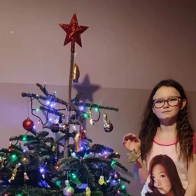 Jennifer a její maminka prosí o pomoc s koupí nového auta. 