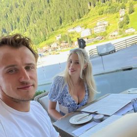 Jakub Vrána po boku své lásky Adély.