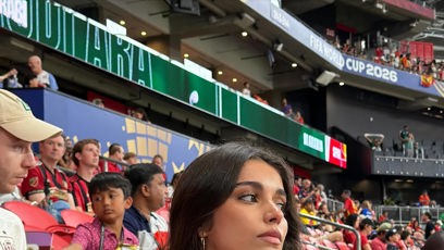 FOTO: Přítelkyně Lamine Yamala svému miláčkovi fandí.