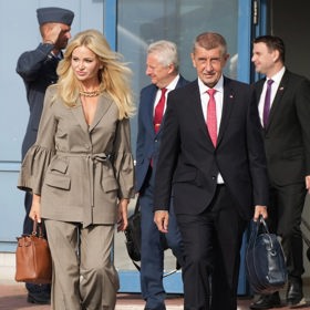 Andrej Babiš s Monikou Babišovou na cestě do Ankary. Tam premiéra čekají těžká jednání.