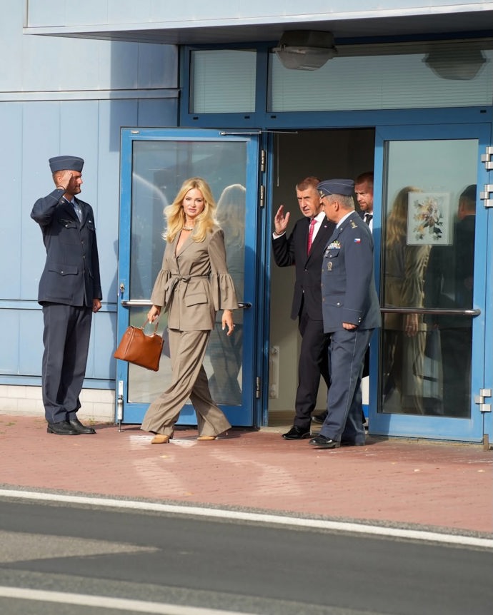 FOTO: Manželé odcestovali do Ankary na summit NATO. – stránka 8