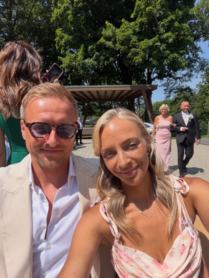 FOTO: Markéta Konvičková na svatbě přátel po boku svého snoubence Reného. – stránka 2