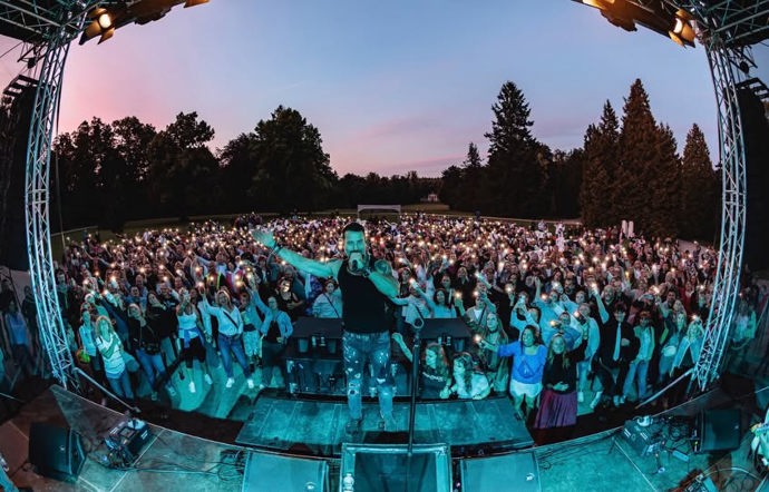 FOTO: Václav Noid Bárta si užíval bezprostřední kontakt s rozvášněným davem pod pódiem, někteří sedící diváci za nimi ale kvůli tomu neviděli.