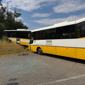 U Znojemska došlo k čelní srážce dvou autobusů.