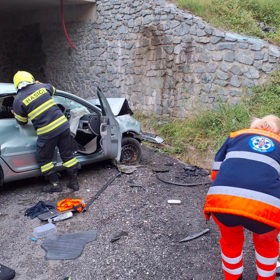 Zdemolovaný automobil po drtivém nárazu skončil přibližně čtyři metry pod úrovní hlavní silnice.