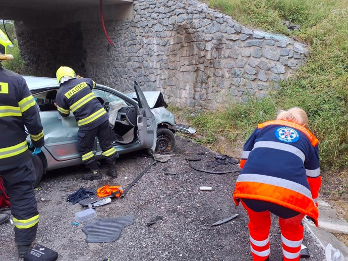 FOTO: Zdemolovaný automobil po drtivém nárazu skončil přibližně čtyři metry pod úrovní hlavní silnice. – stránka 8