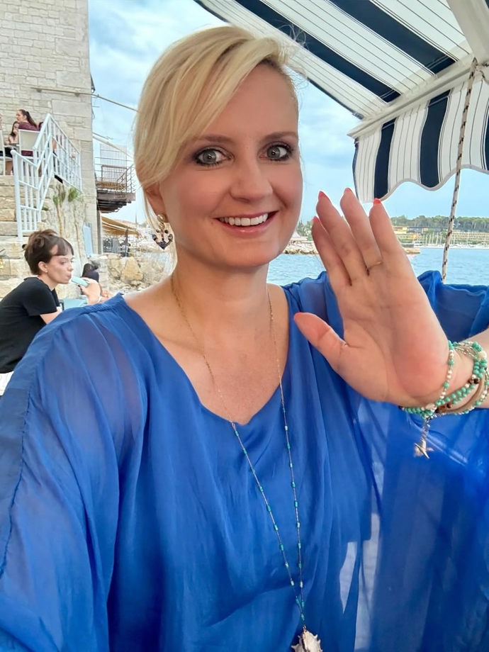 FOTO: Hejtmanka Petra Pecková posílá pozdrav od moře.
