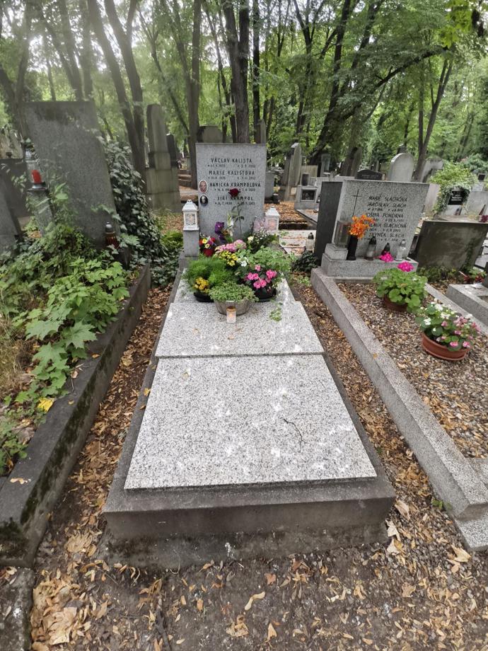 FOTO: Hrob byl v den výročí úmrtí Jiřího Krampola uklizený a plný květin a svíček. – stránka 7