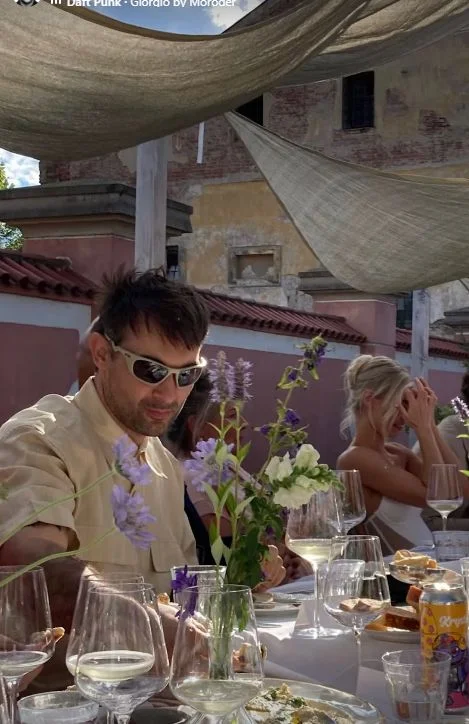 FOTO: Adam Vacula na svatbě své sestry.