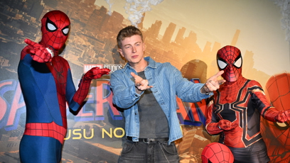 FOTO: Adam Mišík nezaváhal a na fotostěně vystřihl ikonické Spider-Manovské gesto přímo mezi superhrdiny.