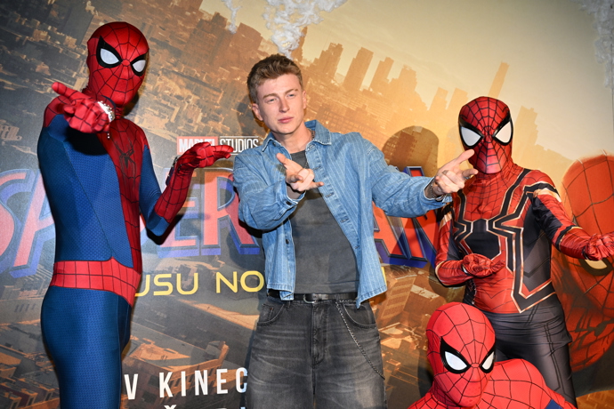 FOTO: Adam Mišík nezaváhal a na fotostěně vystřihl ikonické Spider-Manovské gesto přímo mezi superhrdiny.
