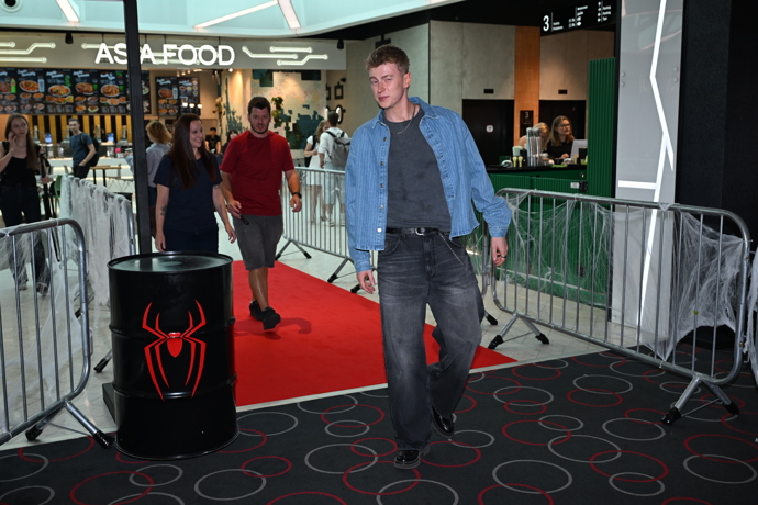 FOTO: Adam Mišík dorazil na premiéru v nedbalém džínovém outfitu s volnými kalhotami. – stránka 1