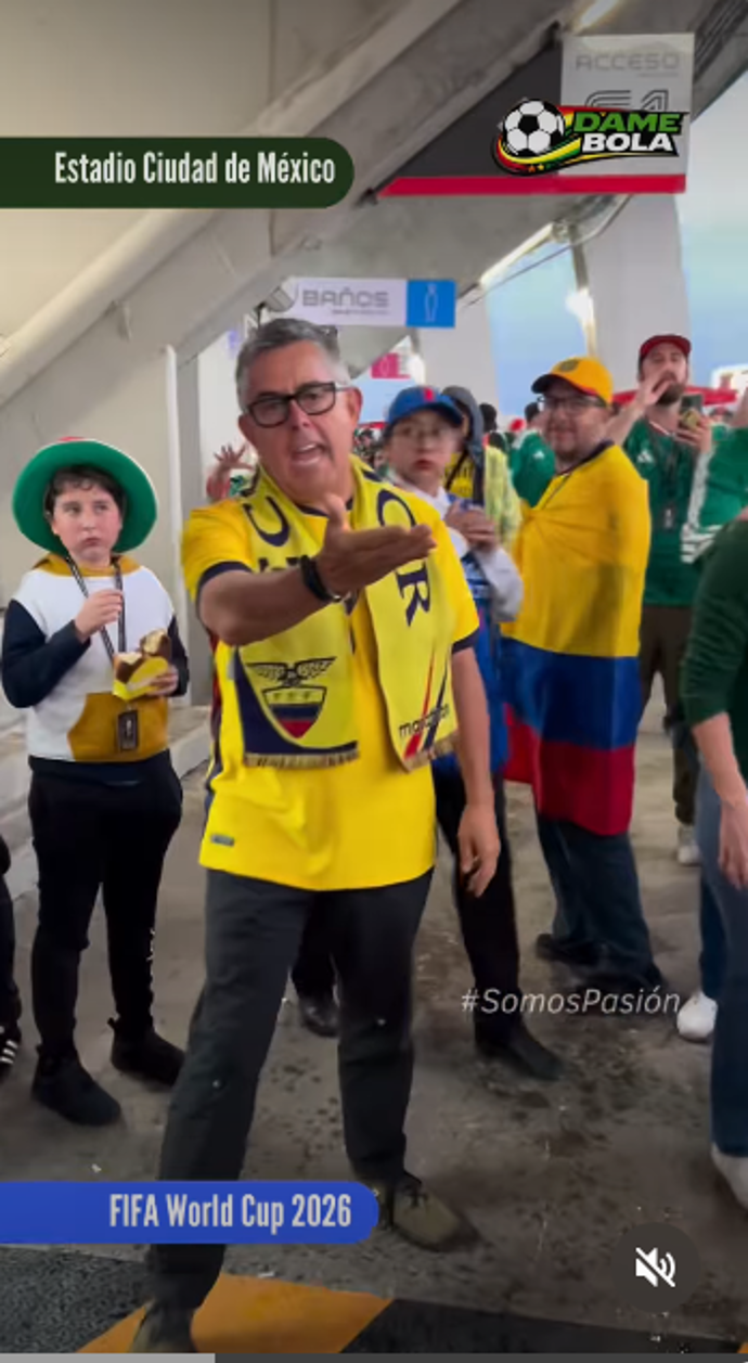 FOTO: Rozzuřený fanoušek poté, co byl polit pivem. – stránka 4