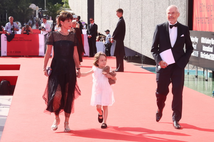 FOTO: Andrea Bartošková s vnučkou a moderátorem Markem Ebenem. – stránka 2