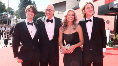 FOTO: Pavlína Pořízková s manželem a syny na červeném koberci.