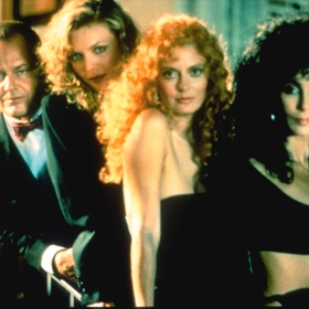 V roce 1986 žalovala filmové studio Warner Bros. žena jménem Laurie Cabot. Sama se považovala za čarodějku a vadilo jí, že jsou ve filmu znázorněné jako nadržené paničky a ďáblovy služebnice. Neuspěla.