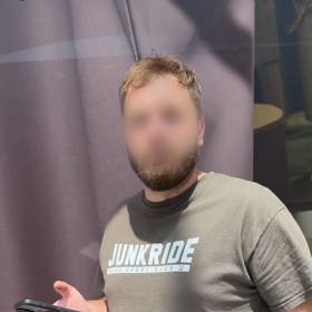 Natálie Kočendová natočila neznámého muže, který si měl fotit sukně mladých dívek.