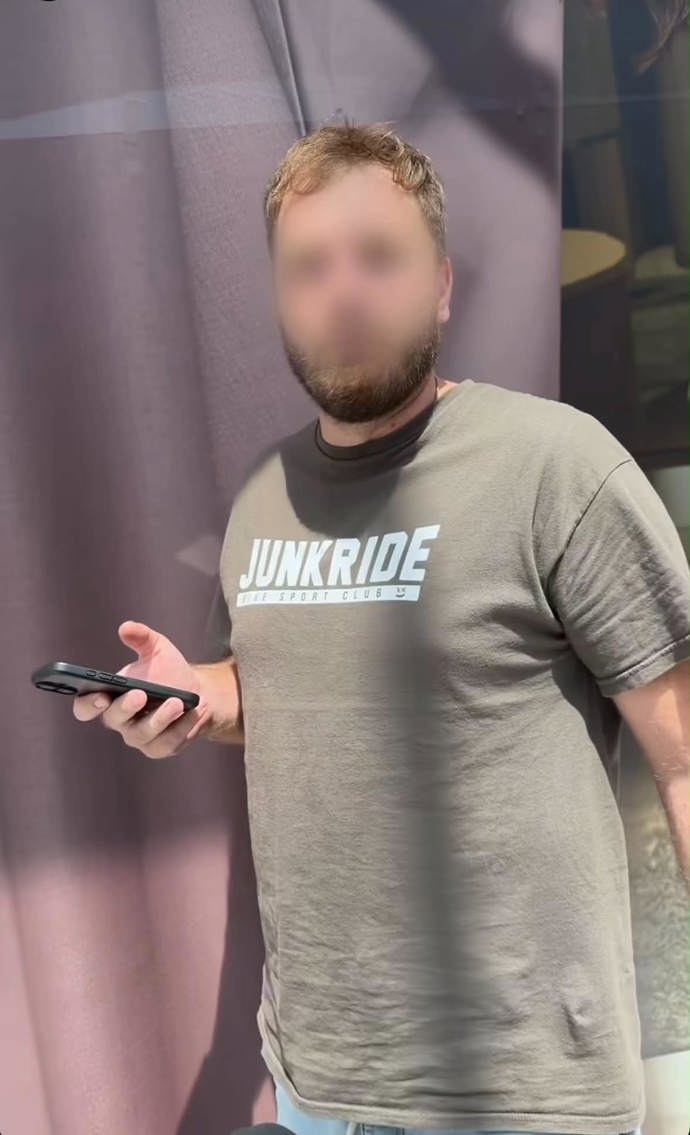 FOTO: Natálie Kočendová natočila neznámého muže, který si měl fotit sukně mladých dívek.