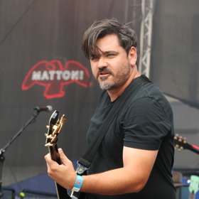 Vojta Kotek hraje v kapele Th!s na basu.