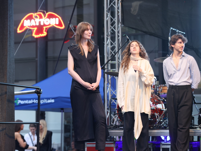 FOTO: Barbora Kotěšovcová je vítězkou letošní Mattoni Young Fashion Stars soutěže. – stránka 1