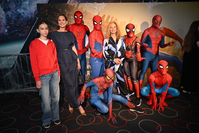 FOTO: Meteoroložka Dagmar Honsová s dcerou a moderátorka Kristina Kloubková pózovaly s rojem Spider-Manů. – stránka 1