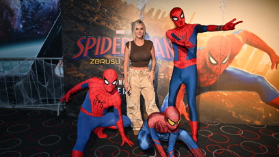 FOTO: Denise Ayverdi se nechala obklopit rojem Spider-Manů na červeném koberci.