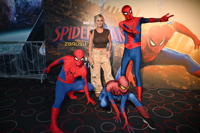 FOTO: Denise Ayverdi se nechala obklopit rojem Spider-Manů na červeném koberci. – stránka 29