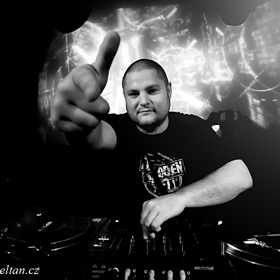 Celý den bude v Playce zóně hrát DJ Flux.