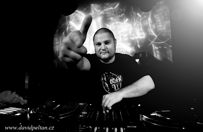 FOTO: Celý den bude v Playce zóně hrát DJ Flux. – stránka 328