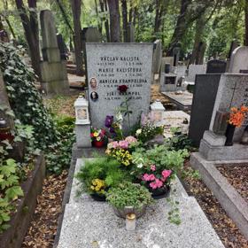 Jiří Krampol si přál spočinout vedle své předčasně zesnulé ženy. To se mu naštěstí, navzdory tvrzení některých, přece jen podařilo.