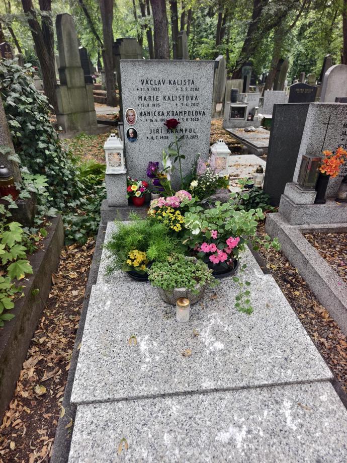 FOTO: Jiří Krampol si přál spočinout vedle své předčasně zesnulé ženy. To se mu naštěstí, navzdory tvrzení některých, přece jen podařilo. – stránka 1