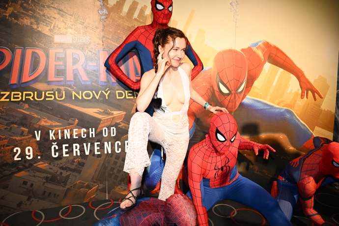 FOTO: Eva Toulová se v odvážném průhledném outfitu opřela o Spider-Mana. – stránka 14