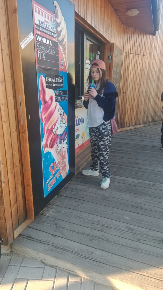FOTO: Jennifer společně s její maminkou prosí o pomoc.