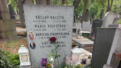 FOTO: Hrob Jiřího Krampola a Hany Krampolové rok po odchodu populárního herce.