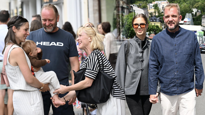 FOTO: Celebrity na kolonádě. – stránka 1157