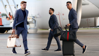 FOTO: Fotbalisté a jejich značkové tašky.