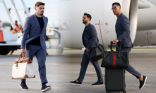Fotbalisté a jejich značkové tašky.