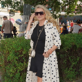 Do Karlových Varů přijela také Martina Formanová. Na tiskové konferenci k seriálu Na tělo, jehož je scenáristkou, zaujala outfitem, který dokazoval, že nejzajímavější módní nápady často vznikají z obyčejných kousků.