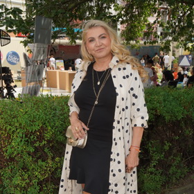Martina Formanová našla nové využití košilových šatů. Oblékla je přes černý model v mini délce