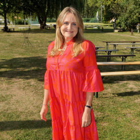 Regina Řandová vsadila na oranžovočervené šaty s tříčtvrtečním rukávem.