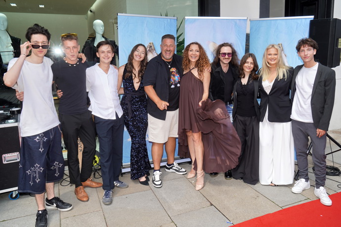 FOTO: Olga Lounová s hereckým obsazením svého filmu Brigáda. – stránka 2