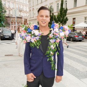 Zpěvák JeyBy vynesl suverénně nejoriginálnější outfit filmového festivalu ve Varech.