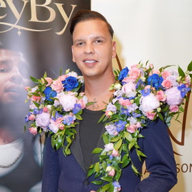 JeyByho oblek tvořilo tmavomodré sako poseté kamínky, trendy bermudy a konstrukce obsypaná živými květinami.