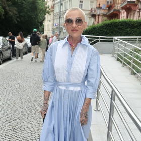 Kateřina Kaira Hrachovcová v Karlových Varech vynesla slušivé košilové šaty.