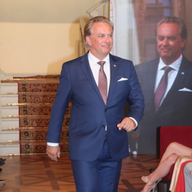 Vystřídal dvě barvy pánských obleků.