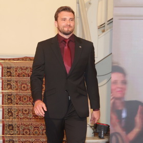 Pánské obleky, které předváděl, mu dokonale padly. 