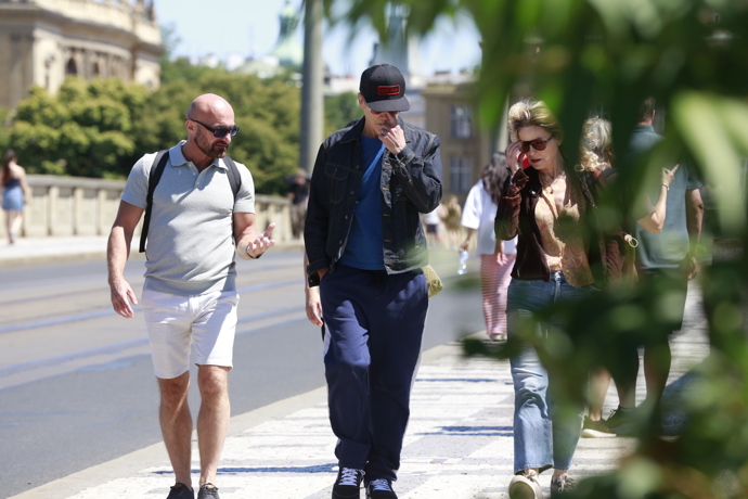 FOTO: Kevin Bacon a Kyra Sedgwick na procházce Prahou. – stránka 56